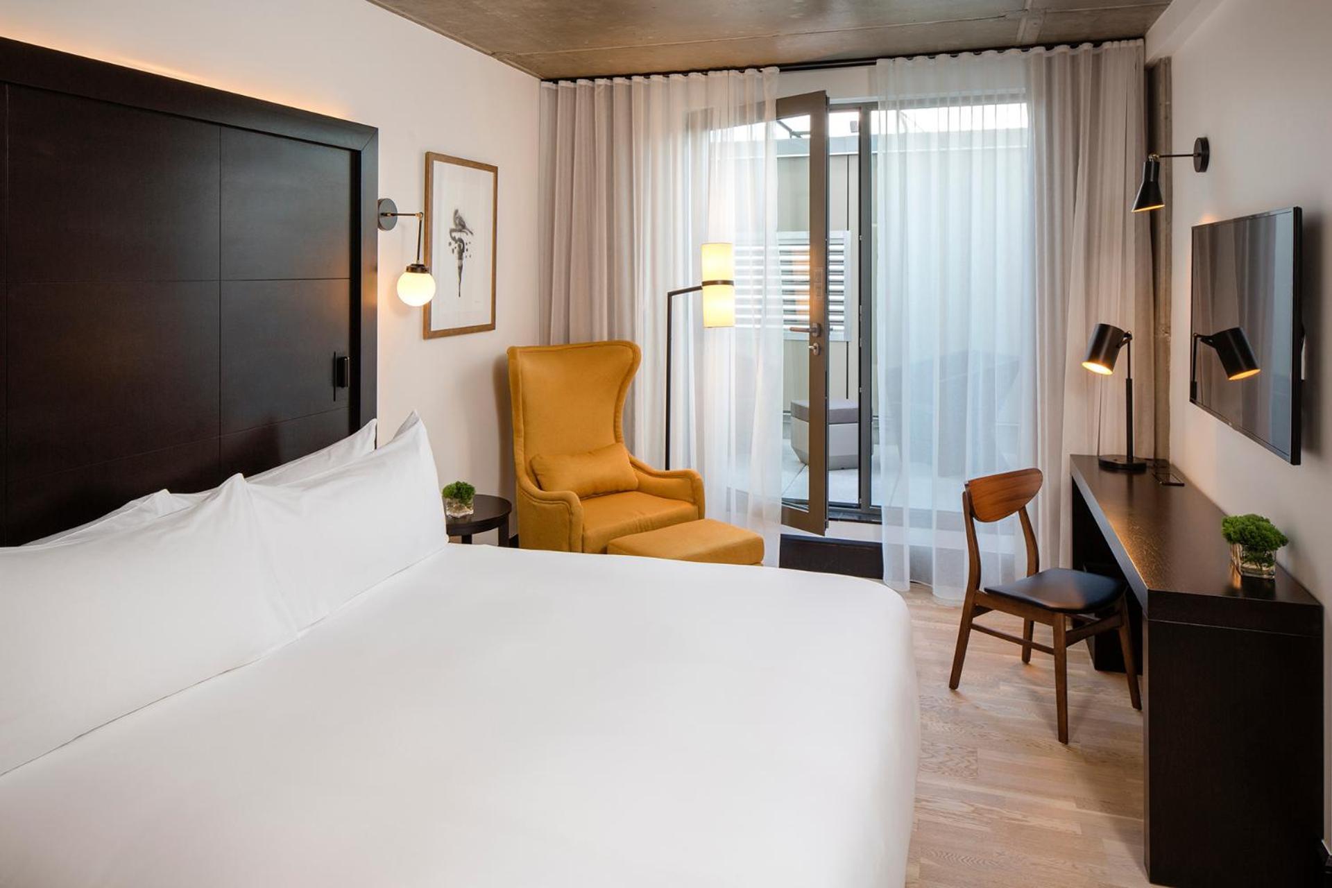 Deluxe King Room with Balcony,1221013582:JPEG