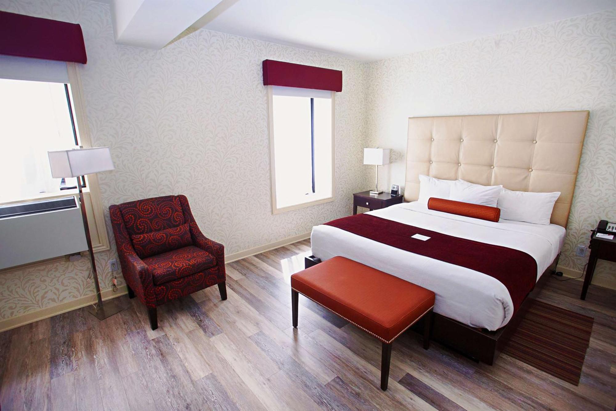 Large Family Suite with Three King Beds - Non-Smoking